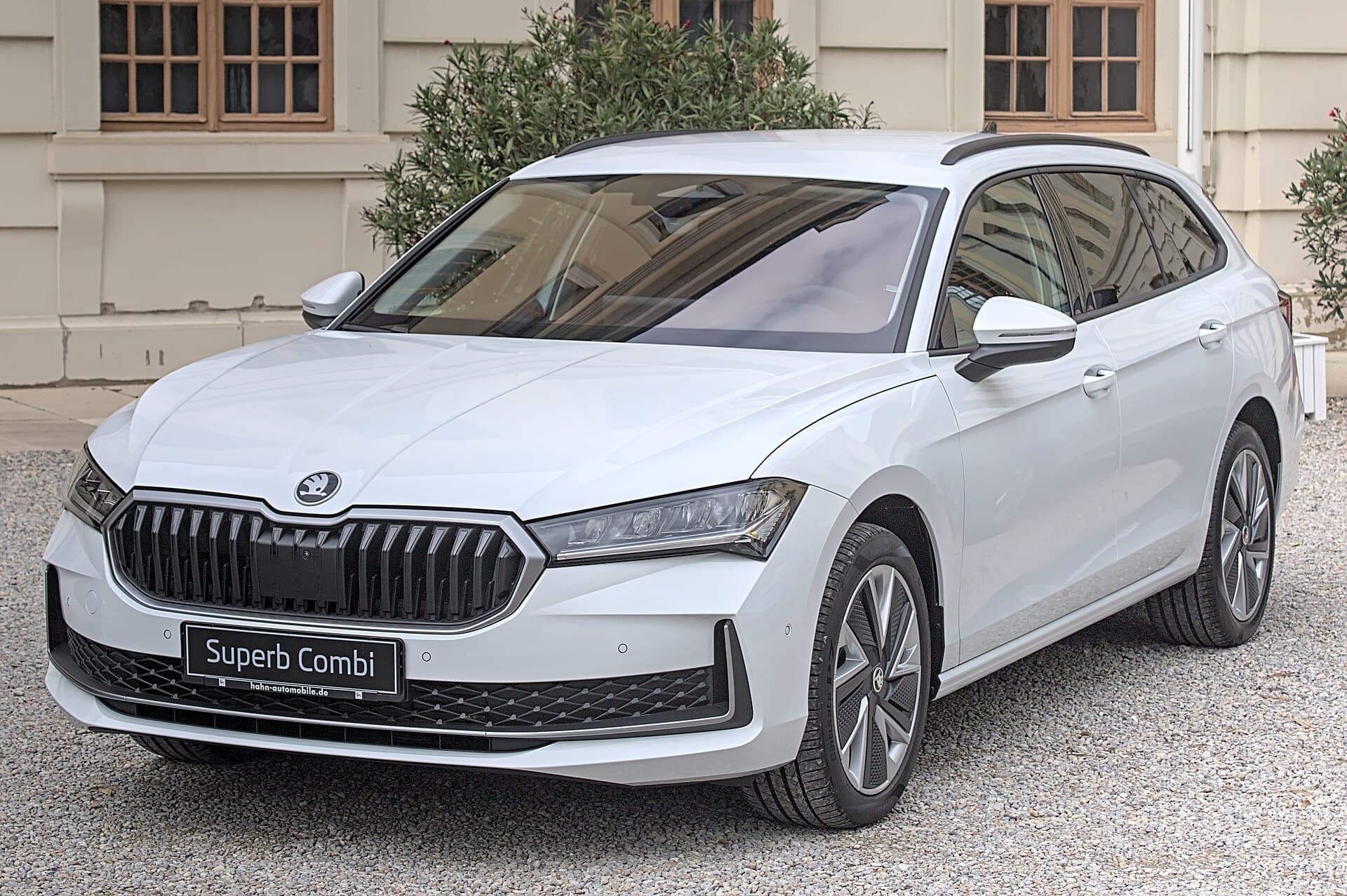Škoda Superb Combi 2.0 TDI in Weiß Metallic
