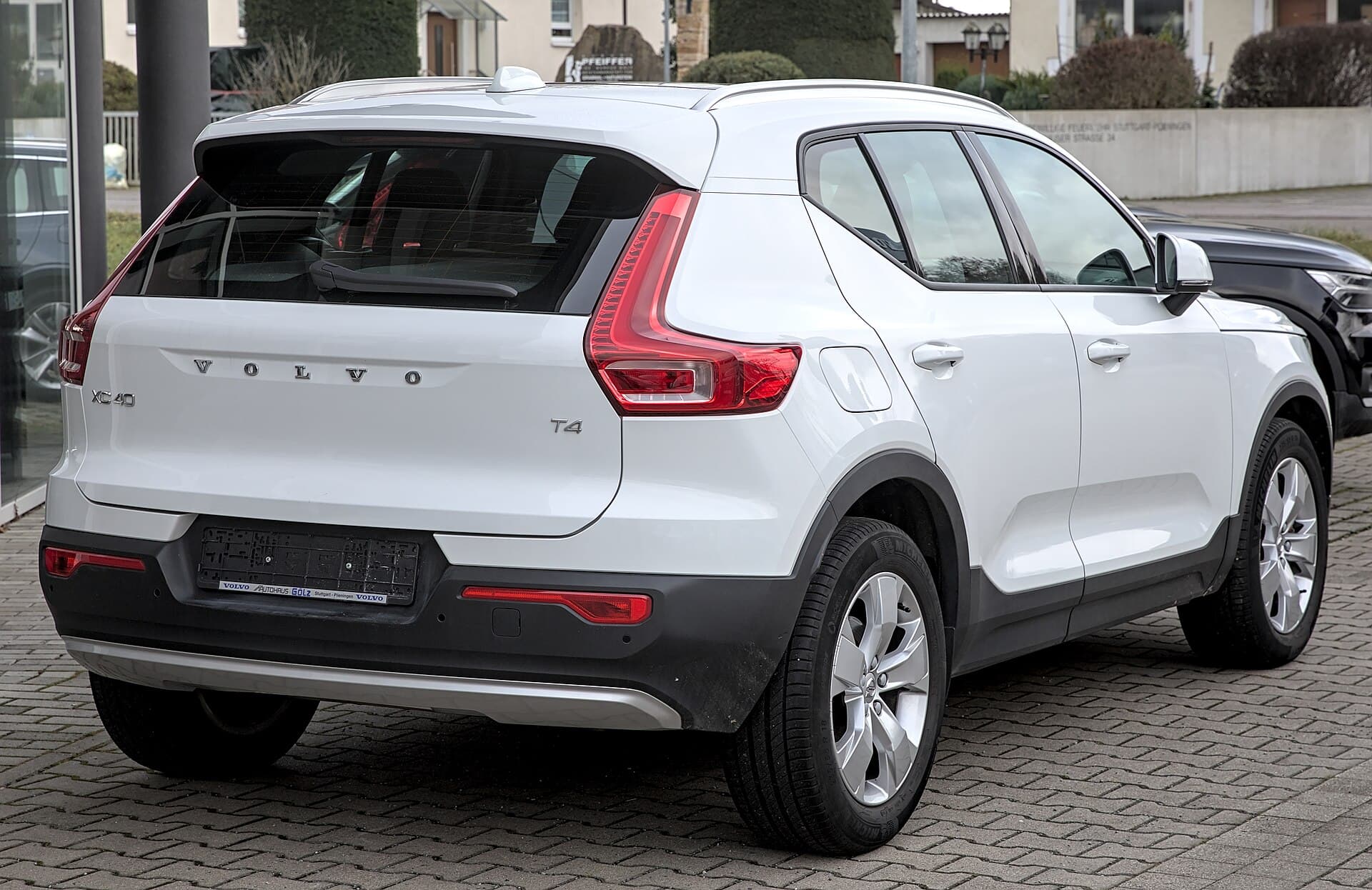 Volvo XC40 B4 in Kristallweiß Metallic